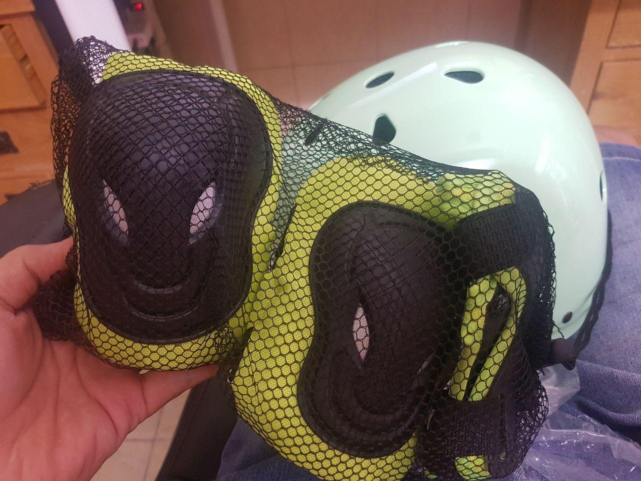 Mũ bảo hộ rất chắc chắn , xốp dày , nón xịn đội cảm giác rất an toàn , bảo hộ tay chân cũng khá chắc chắn , màu đẹp , mình rất hài lòng