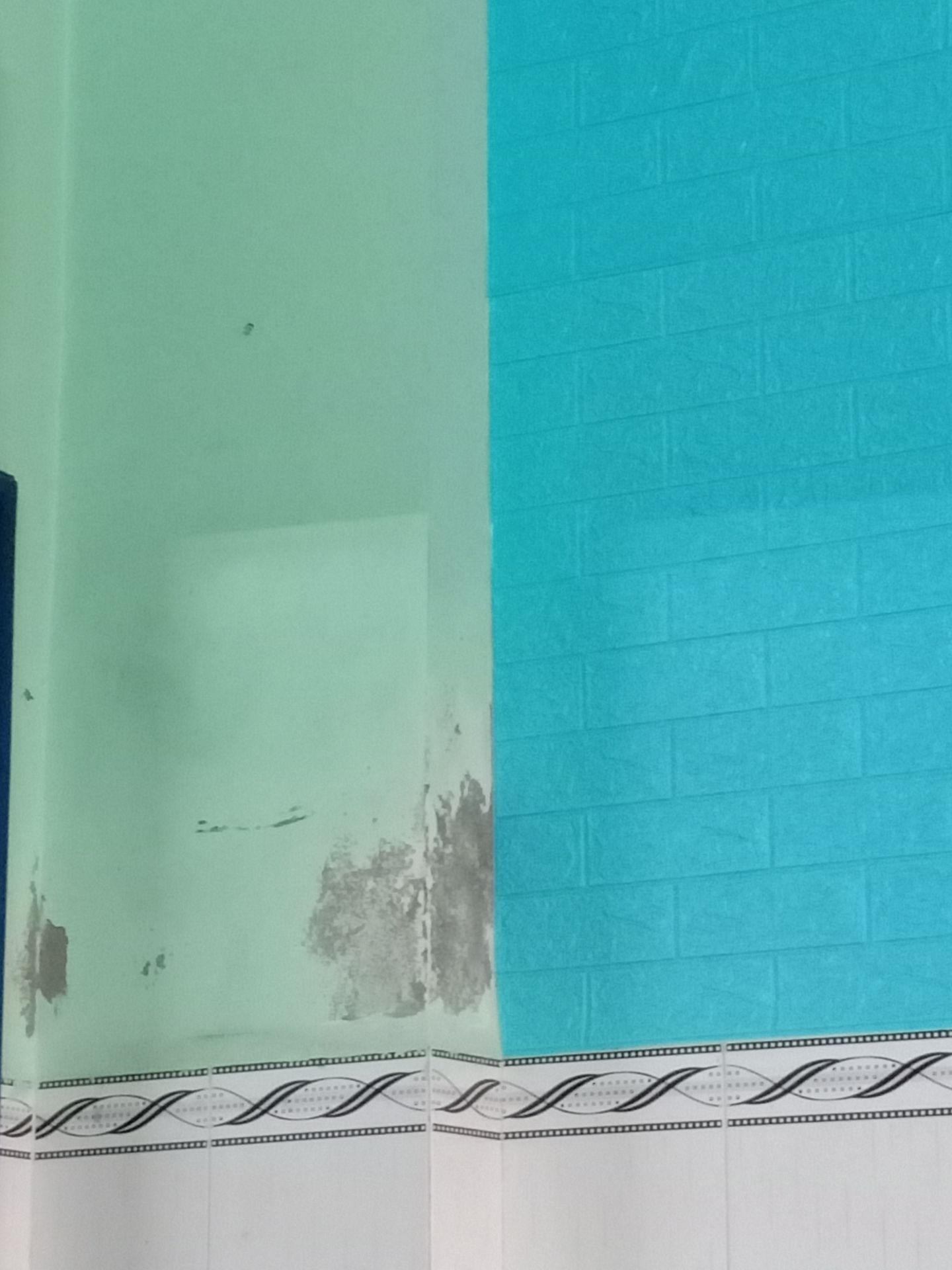 mình mua 50miếng, đều màu, đẹp, nói chug hơi mỏng, nhưg đv mìh k qtr vì mìh cũg k cần dầy làm j, tường trước và sau khi dán, CADM THẤY RẤT Ư LÀ HÀI LÒNG, keo hơi dính, dán đừg kéo mạnh tay quá sẽ bị giản