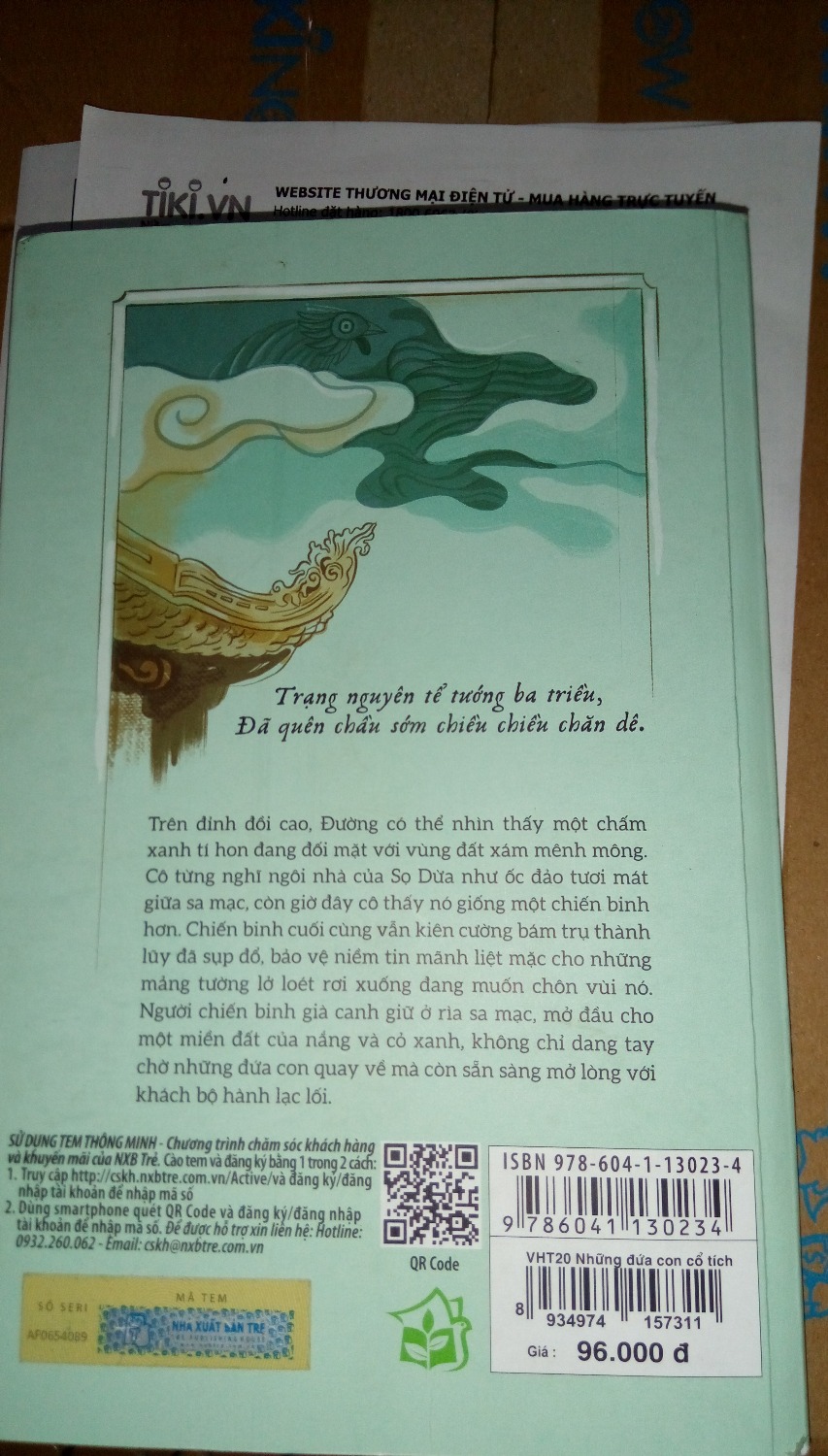 Ưu điểm: Diễn biến nhanh, không lan man thừa thãi, logic, trí tưởng tượng phong phú. Nữ xuyên, không phải thiên tài xuất chúng, người gặp người yêu blah bloh nên dù không quá ưng nữ chính thì mình cũng không phản cảm. Mình không thích Tấm nên đọc về Tấm Cám ở đây thấy rất thú vị. Truyện viết tiếp các truyện cổ tích, kết nối các câu chuyện với nhau theo cách không ngờ tới. Mình bị bất ngờ là tác giả làm thơ siêu thế. Rất hay và cảm xúc. Truyện đậm chất Việt công lớn ở các bài thơ lục bát. Đọc xong mình xem lại từng chương chỉ để đọc thơ.
Nhược điểm: Giới thiệu chả ăn nhập lắm. Một số nhân vật hay ho mà ít đất diễn quá. Phần nên khai thác thêm, ví dụ chuyện về Vạn Mai, thì tác giả lướt qua. Truyện văn phong đơn giản, hơi kém trau chuốt. Với người thích từ ngữ hoa mỹ, cầu kỳ như mình thì đọc chưa đã, trừ phần thơ. Và thơ, ngoài hai câu đề mỗi chương, các đoạn thơ lục bát khác tại sao lại không trình bày theo thể lục bát? Do ý đồ tác giả hay lỗi người trình bày? Vì mình thấy nó chả thể hiện được ý đồ gì hết cả.
Nhìn chung vẫn còn sạn, nhưng khi đọc bị cuốn vào diễn biến, và thích thơ trong này quá nên cho 5 sao.