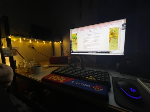 Ngắn nhưng lại hoàn hảo với vị trí mình cần. Ban đêm làm việc rất là dễ chịu nha