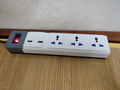 Chất liệu nhựa với cách bắt vít thì cảm quan là bền và chắc chắn, ổ cắm cũng có nắp che nên khá an toàn với trẻ nhỏ, dây cáp dày và chắc chắn. Nếu có yếu điểm thì chỉ có thể kể đến màu trắng dễ bám bẩn (dù nhìn khá đẹp) với nhìn cái chỗ đầu cắm usb nhìn hơi trống, thêm 2 đầu cắm nữa cho thành 4 cho cân thì ngon hơn 🤣