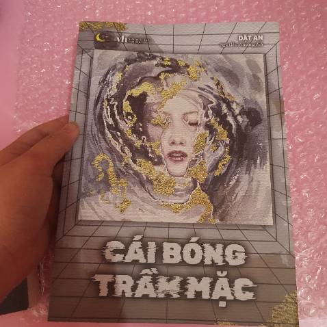 Bìa đẹp, không có bookmark, nội dung mình chưa đọc nên không biết sao, sách bị xước và quăn một vài chỗ làm mình siêu buồn luôn 🥺