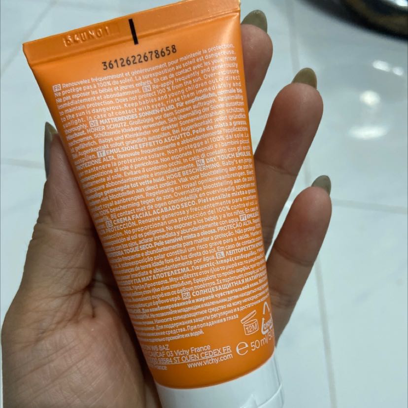 dòng chống nắng chân ái vichy. đã sử dụng hãng này 1 lọ  rồi nhưng ko chung dòng với lần trước do đặt nhầm loại nhưng xài vẫn rất hợp da ko bết rít có nâng tông nhẹ