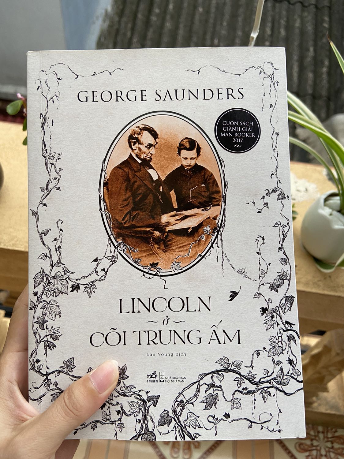 Truyện ma mà không phải truyện ma. Theo quan niệm của tất cả các nền văn hoá trên trái đất: có 1 nơi nằm giữa thế giới của người sống và người chết. Và ở đó có 1 dòng sông ngăn cách 2 thế giới, mà Việt Nam ta gọi là suối vàng. Bối cảnh những câu chuyện trong tác phẩm diễn ra ở đó. Giống như bạn đang nghe những cuộc hội thoại đứt đoạn, tối nghĩa, như vô nghĩa, và u ám... của những bóng hình đã từng là người, mà giờ chỉ còn là những làn khói có thể nói chuyện. Đôi khi cảm giác như trong đầu bạn lại là những tiếng thì thầm, tiếng rè rè như radio, hoặc tiếng “uuuuuuuu” của lúc bị ong tai. Tác phẩm mang đến nhiều suy tưởng, thương cảm và các cảm súc khác. Một tác phẩm siêu thực.