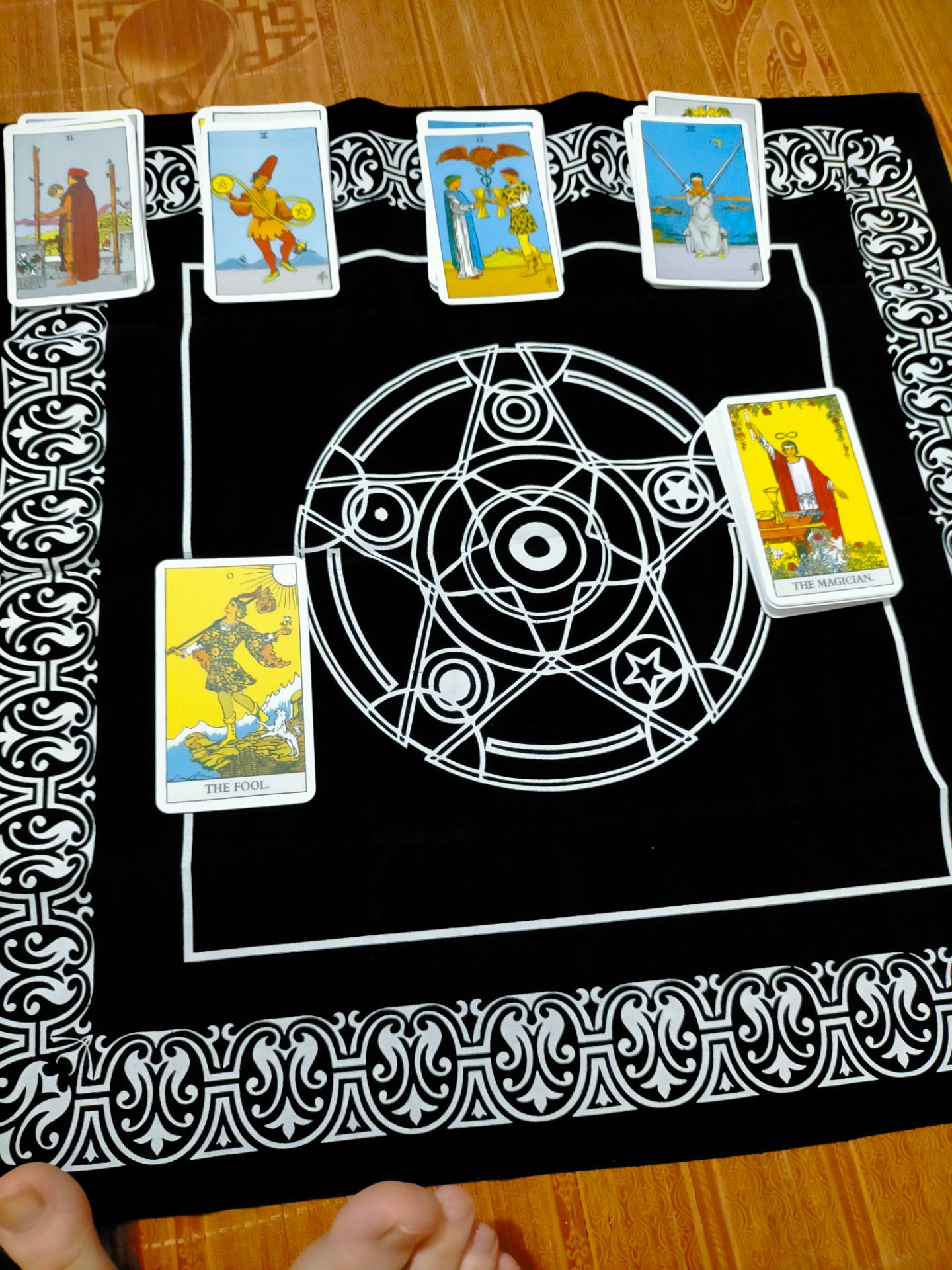 sách khá là phù hợp cho người mới bắt đầu tìm hiểu về tarot. mình có mua thêm bộ bài để thực hành luôn.