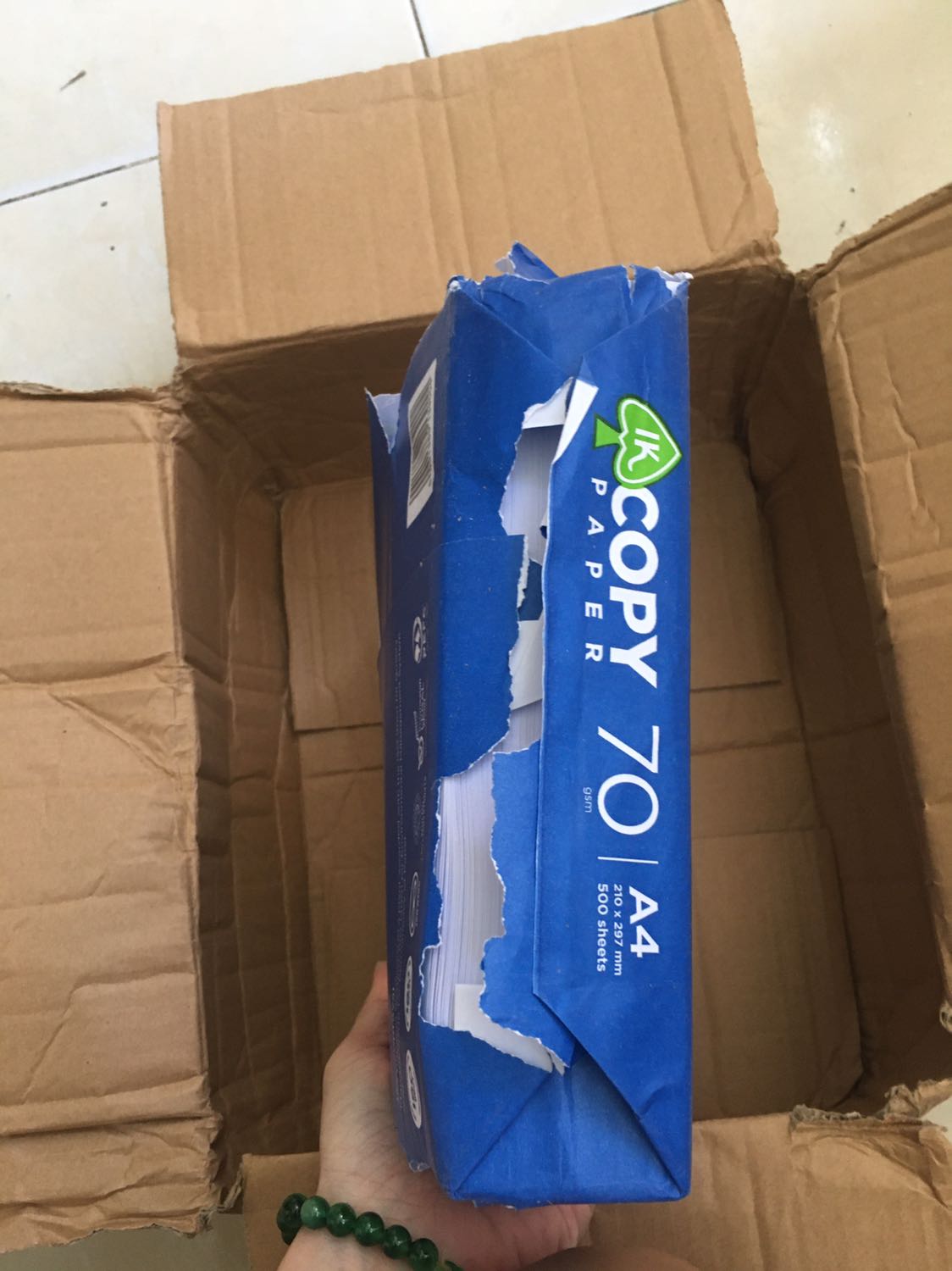 Hàng giao lâu, thùng hàng gói móp méo, xộc xệch. Hàng bên trong cũng rách gói giấy như hình. Mình cảm thấy tiki và thiên long ko tôn trọng khách hàng khi bán những sp như vậy cho khách.
Từ ngày 1/10 thì tất cả các gói hàng mình nhận từ tiki đều móp méo như vậy, có hàng còn bị hỏng nữa, tiki nên khắc phục việc này Hàng giao lâu, thùng hàng gói móp méo, xộc xệch. Hàng bên trong cũng rách gói giấy như hình. Mình cảm thấy tiki và thiên long ko tôn trọng khách hàng khi bán những sp như vậy cho khách.
Từ ngày 1/10 thì tất cả các gói hàng mình nhận từ tiki đều móp méo như vậy, có hàng còn bị hỏng nữa, tiki nên khắc phục việc này