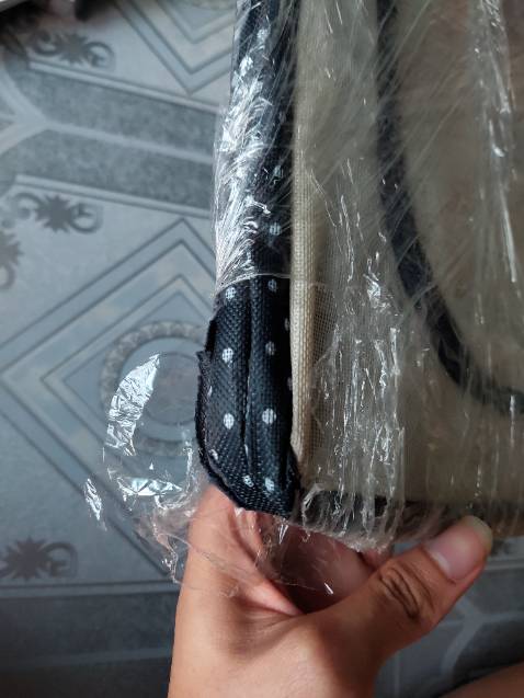 lúc lấy hàng không để ý, về phòng mới thấy nó bị lủng 1 lỗ như này? bây giờ đổi trả ntn đây?