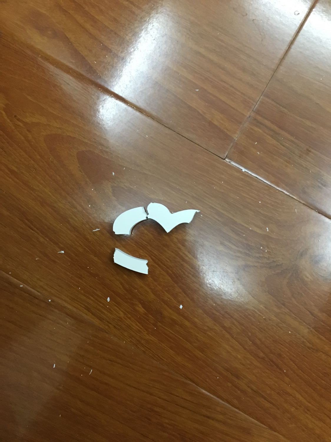 Lúc nhận được hàng đã thấy vỏ hộp bị bẹp 1 góc. Về mở ra đúng là bị vỡ 1 góc của hoa văn. Lúc nhận được hàng đã thấy vỏ hộp bị bẹp 1 góc. Về mở ra đúng là bị vỡ 1 góc của hoa văn.