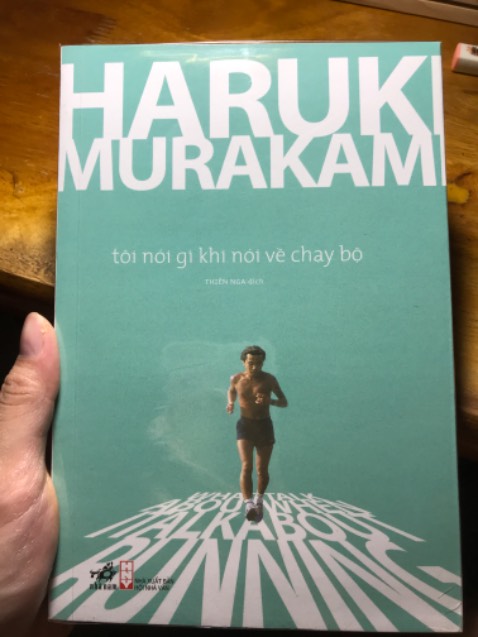 Cuốn đầu tiên mình đọc của bác Haruki
Một lối văn chương siêu thực, đôi khi mình bị sốc, nhưng lại nhẹ nhàng khó tả
Thích cách bác nói về thứ âm nhạc bác thích, về chạy bộ, về đời. Được truyền cảm hứng rất nhiều
Một cuốn sách rất đáng đọc 💛