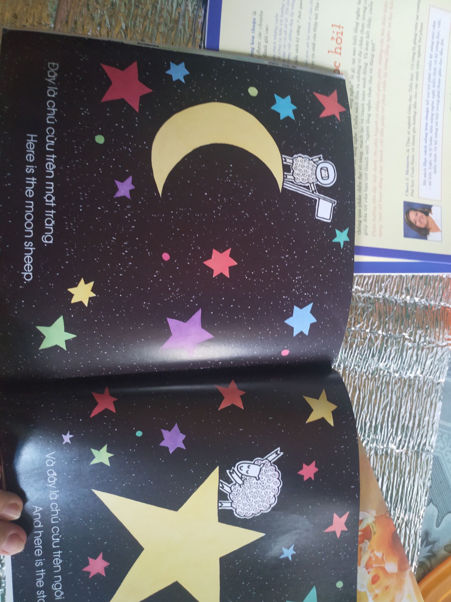 Hàng giao ngày mưa nên bị ướt một góc sách, bù lại được gặp một chú cừu ở khắp mọi nơi, thêm phần tiếng anh nữa. Bé đươc phiêu lưu cùng chú cừu từ sớm đến lúc ngủ luôn. yêu chú cừu màu xanh lá!