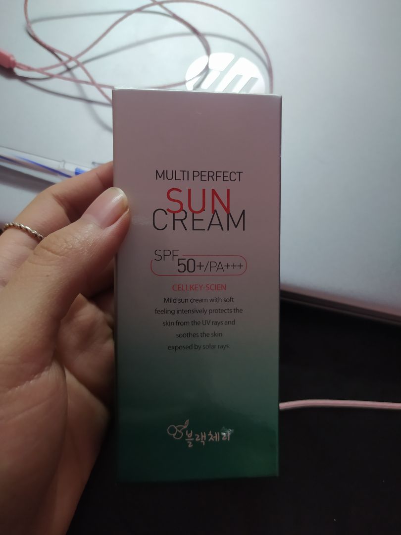 Thời gian giao hàng nhanh. Nói về chất lượng thì mình thấy dùng kem chống nắng bên shop cực thích luôn ý, không hề bị kích ứng da, mình đã phải thay đổi rất nhiều loại kem chống nắng rồi mà giờ mới tìm được chân ái. Cực kỳ ưng luôn.