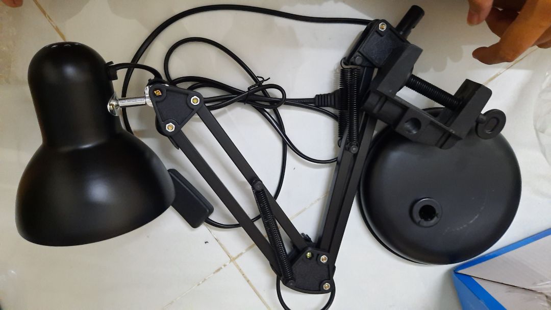 đầu tiên là giống hàng tồn kho để lâu, hai là không có bóng đèn, phải đi mua thêm bóng đèn, ba là các khớp nối đều bằng nhựa nên chi phí tổng lại khá gắt với sản phầm thực tế,