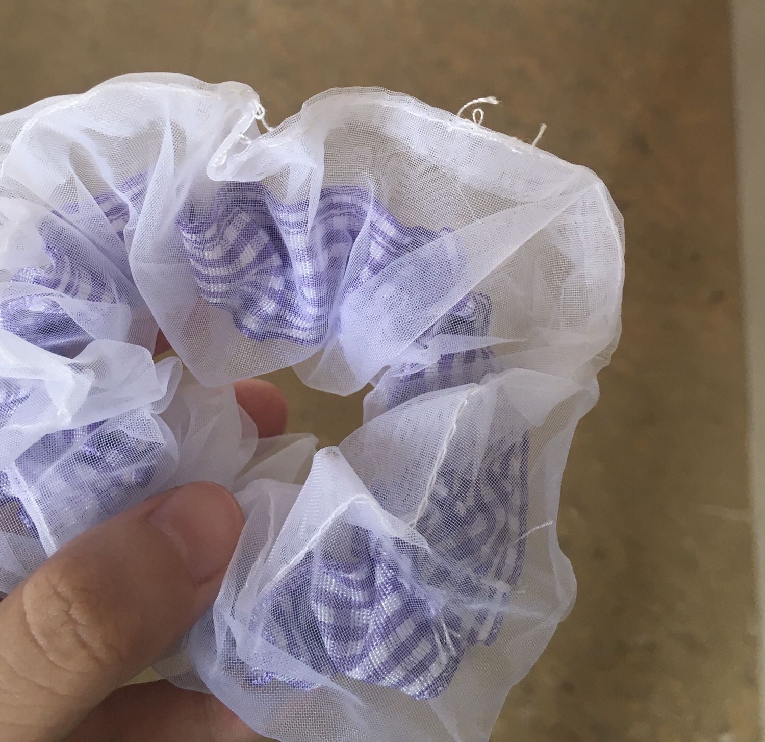 Sợi chỉ lưa thưa ra bên ngoài