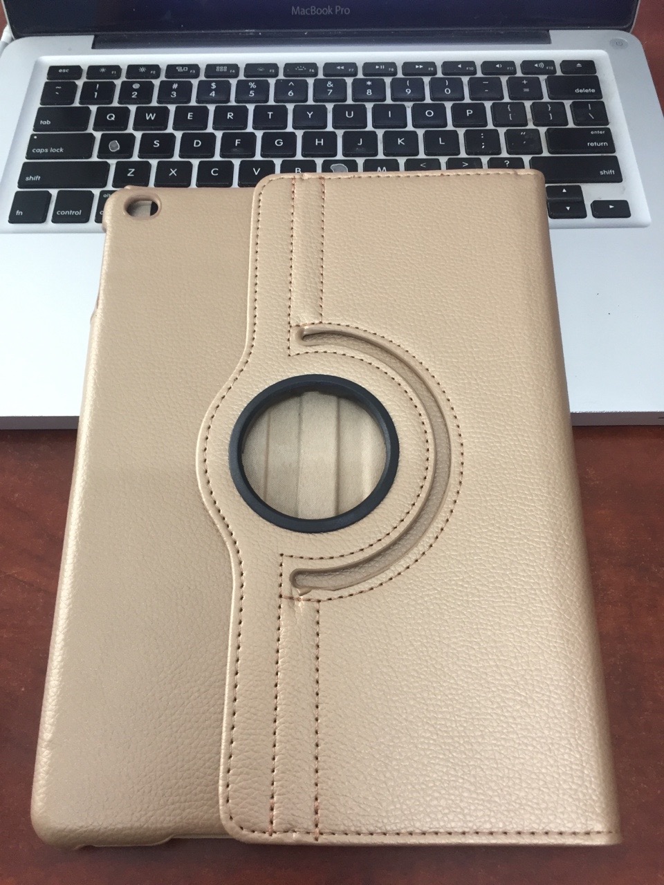 Bao da quá tốt với mức giá KM dưới 100K. Chất liệu da mềm mại, đường may sắc sảo. Các chức năng hoạt động tốt, hy vọng sẽ bền theo thời gian.