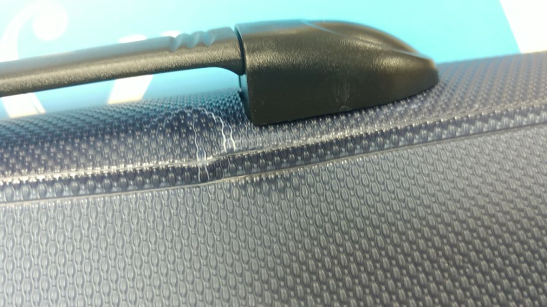 Sản phẩm bị gãy móp như hình trên, trên mặt có lỗ đục. Tôi muốn đổi trả sản phẩm. Mong shop sớm phản hồi và hỗ trợ! Xin cám ơn!