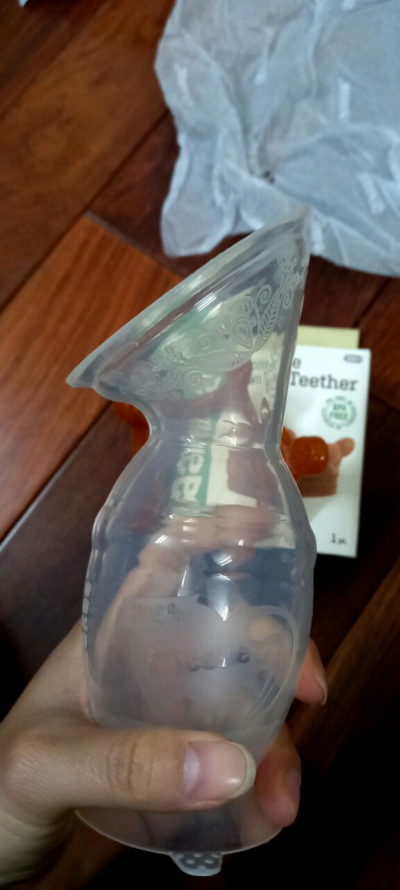 Trước tham rẻ mua 1 cốc về mà dùng chán quá. Tìm hiểu sang Haakaa thấy tiênn lợi mà lực hút tốt thật sự, mua thêm túi trữ silicone mà k nghĩ nó xịn như vậy. Nói chung là ưng, đáng mua nha các mẹ ơii Trước tham rẻ mua 1 cốc về mà dùng chán quá. Tìm hiểu sang Haakaa thấy tiênn lợi mà lực hút tốt thật sự, mua thêm túi trữ silicone mà k nghĩ nó xịn như vậy. Nói chung là ưng, đáng mua nha các mẹ ơii