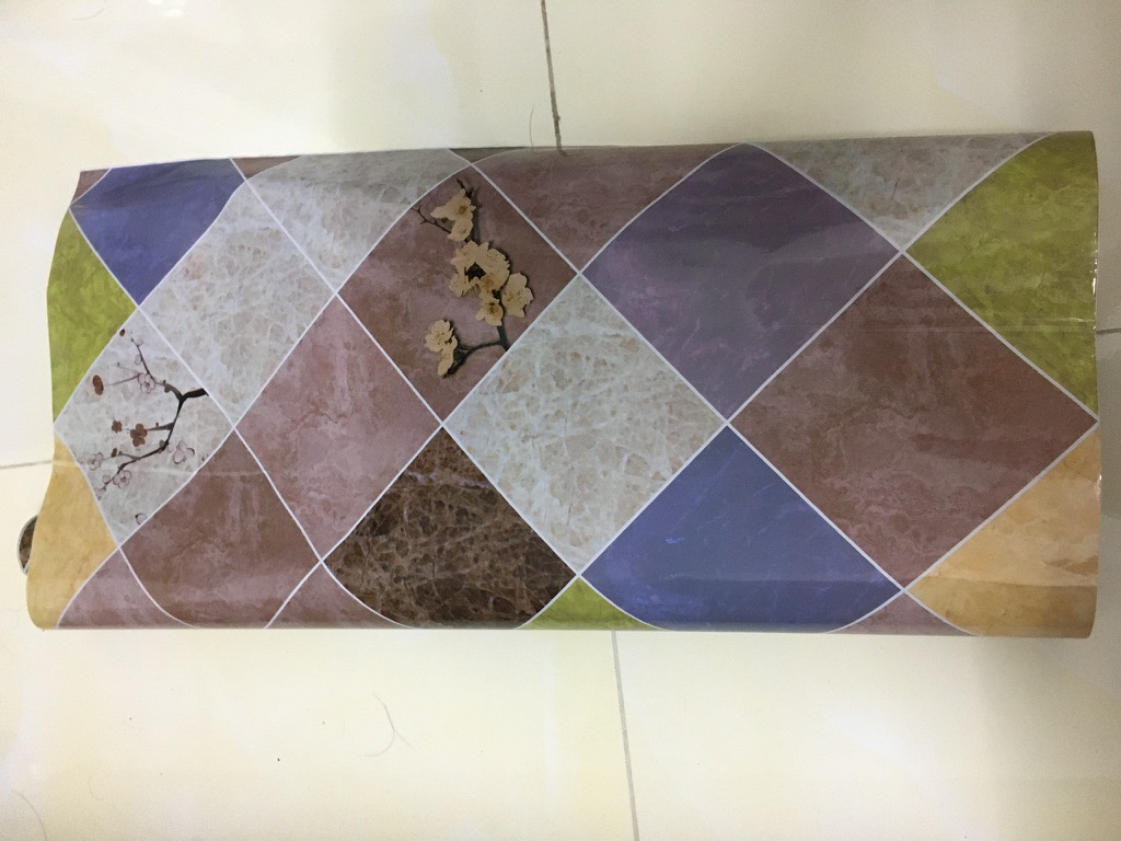 Sản phẩm mình nhận được khác hoàn toàn so với mô tả, hình ảnh. Không phải là khác nhau về màu sắc (giao ngẫu nhiên như tiêu đề nói) mà là cả hoạ tiết khác hoàn toàn, nhìn không được đẹp và sang trọng như hình quảng cáo. Thất vọng!