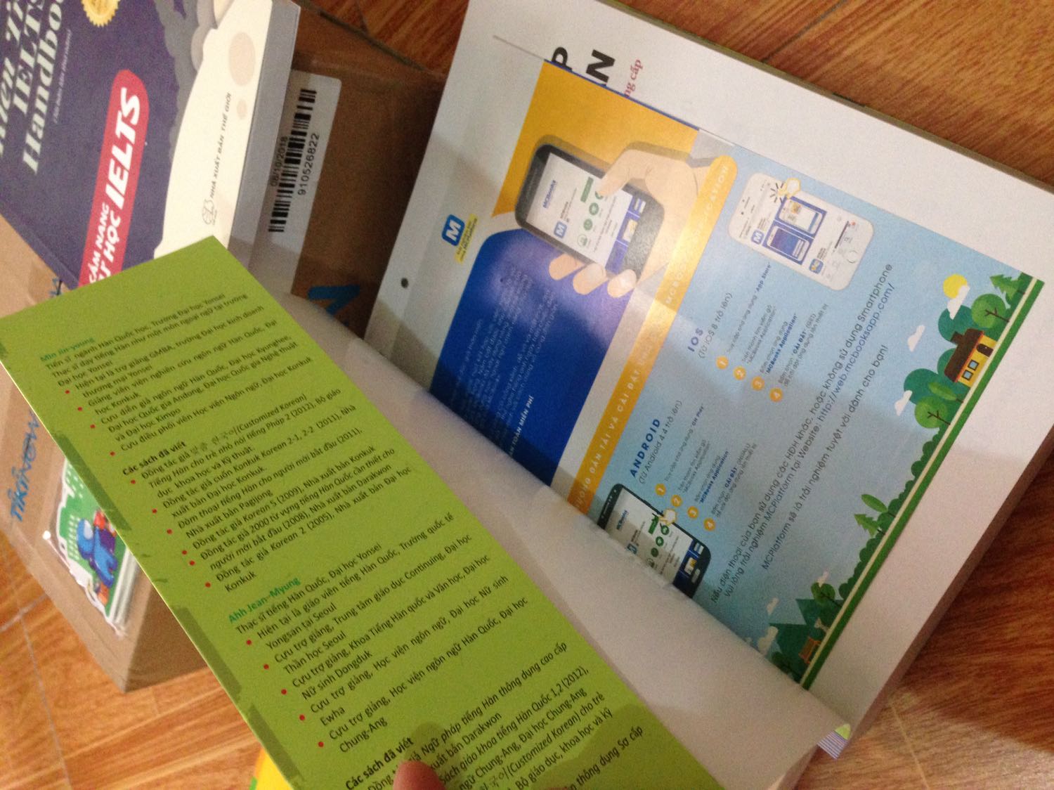 Mình vừa đặt hàng tối qua mà giờ đã nhận được rồi ^^ Lần đầu đặt rất sợ sách bị lỗi nhưng không... nó trên cả hoàn hảo!!! Tiki gói hàng rất cẩn thận, còn có cả bookmark tặng kèm ^^Sách thì cực ưng luôn ạ!!! ^^ sẽ ủng hộ tiki nhiều hơn ^^