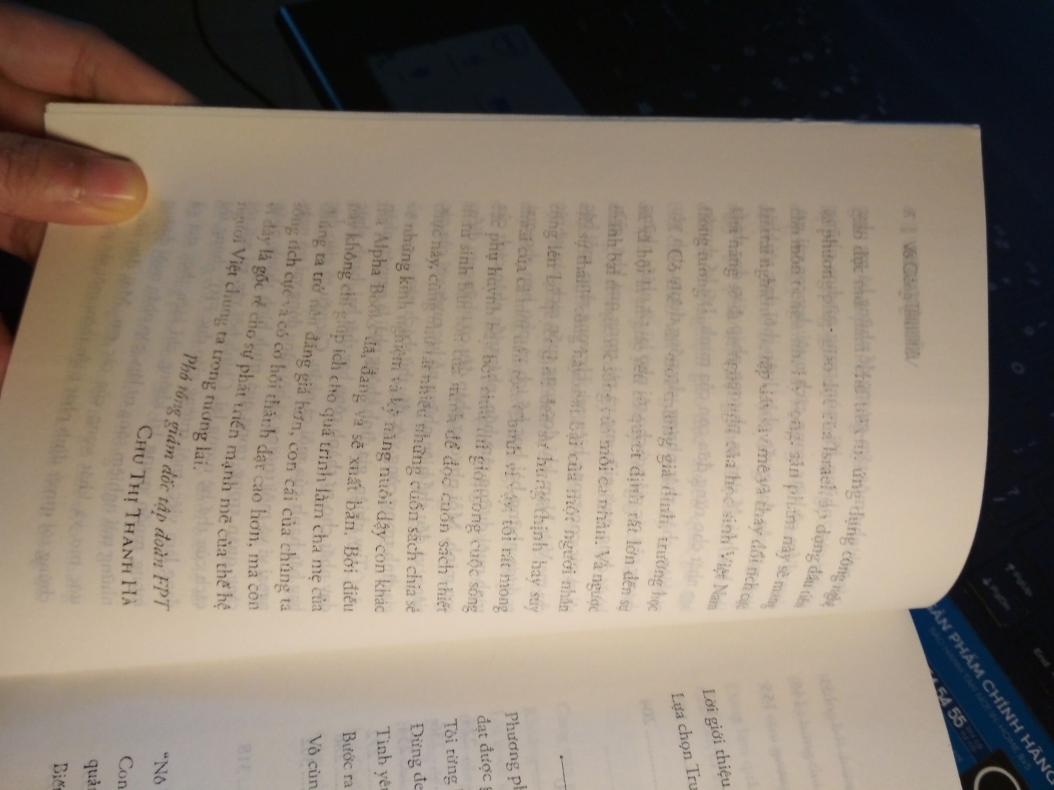 chất lượng giấy quá tồi tệ, chữ in nhòe, mờ và không rõ gì cả, thật là lần đầu tiên thấy bức xúc với tiki về chất lượng sản phẩm như thế. 1 trang thì không nói làm gì, rất nhiều trang lỗi