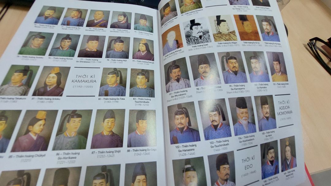 Cuối thế kỷ 19 đầu thế kỷ 20 chứng kiến những đổi thay mạnh mẽ của Nhật Bản. Hoàng đế Minh Trị vừa là người đặt nền móng ban đầu vừa tham gia vào quá trình lãnh đạo biến một nước Nhật lạc hậu thành một Đế quốc hùng mạnh của khu vực và thế giới. Hơn 1000 trang sách không chỉ là tiểu sử của vị Hoàng Đế mà còn là lịch sử đầy lôi cuốn của Nhật Bản.