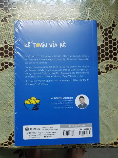 Sách nội dung dí dỏm và dễ đọc, chỉ thông qua quầy nước chanh bé xíu mà biết bao nhiêu kiến thức luôn, mà giao hàng cũng nhanh nữa tầm 1 tiếng là có từ lúc đặt. Cảm ơn shop rất nhiều có cơ hội mình lại ủng hộ.