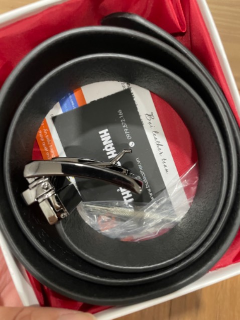 Dây màu đen này bản hơi to nên khó luồn vào mặt khoá. Lắp vào hoặc rút ra đều phải kéo mạnh thì mới được. Rủi ro dùng lâu dài chắc sẽ trầy xước da 2 bên viền. Đề nghị nhà Sx làm dây bản nhỏ hơn chút hoặc làm khoá to ra để luồn dây dễ dàng hơn.