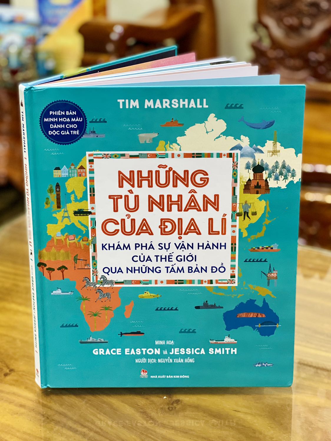 Điểm cộng
+ Tiki giao hàng đúng lịch hẹn. 
+ Sách bìa cứng, khổ lớn, in màu toàn bộ, hình ảnh đẹp, chất lượng giấy tốt, chữ to & rõ. 
Điểm trừ 
- Tiki đóng gói quá cẩu thả, hộp to hơn sách mà không hề có giấy chèn. Trong quá trình vận chuyển hộp còn bị đè bẹp.
- Sách không được bọc màng co nên các góc đều bị móp, một số chỗ bị trầy nhẹ & dính bẩn. Nhìn quyển sách mua hơn 180k mà đóng gói & vận chuyển như vậy mình khó chịu thật sự nên chỉ cho 4 sao thôi.