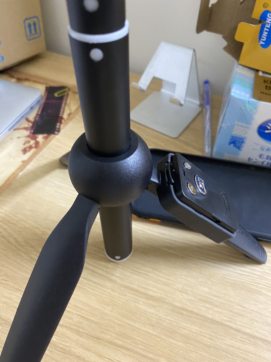 Hàng tốt, giá cầm chắc chắn thích hợp cho các bạn quay vlog khi di chuyển. Chân đế khá cứng tuy nhiên nếu điện thoại nặng quá sẽ dễ đổ. Khay để đt khá linh hoạt vừa cả ip11, có hẳn bluetooh để kết nối. Các mối nối khá linh hoạt và cứng cáp có thể để đt ngang và đứng khi quay