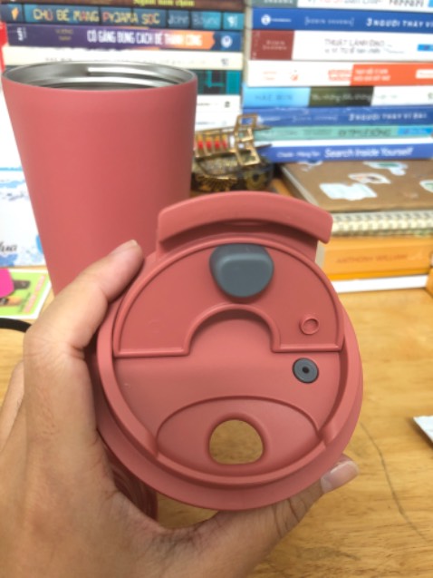 Màu sắc đẹp, ly không nặng tay lắm nhưng vậy thì thoải mái mang vác khắp nơi. 

Đế chống có lớp silicone hạn chế việc xê dịch cho mấy bạn hậu đậu.
Chỗ cắm ống hút to, cắm vừa ống hút trân châu nhé.