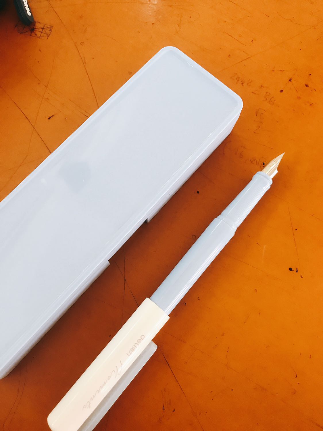 bút không viết được nét thanh nét đậm,nét chữ khá giống bút bi, viết được trên mặt giấy tốt thì đẹp không thì dễ bị nhoà. Nói chung cũng được nhưng để viết được nét chữ đẹp như cấp 1 thì mình thấy không ok cho lắm