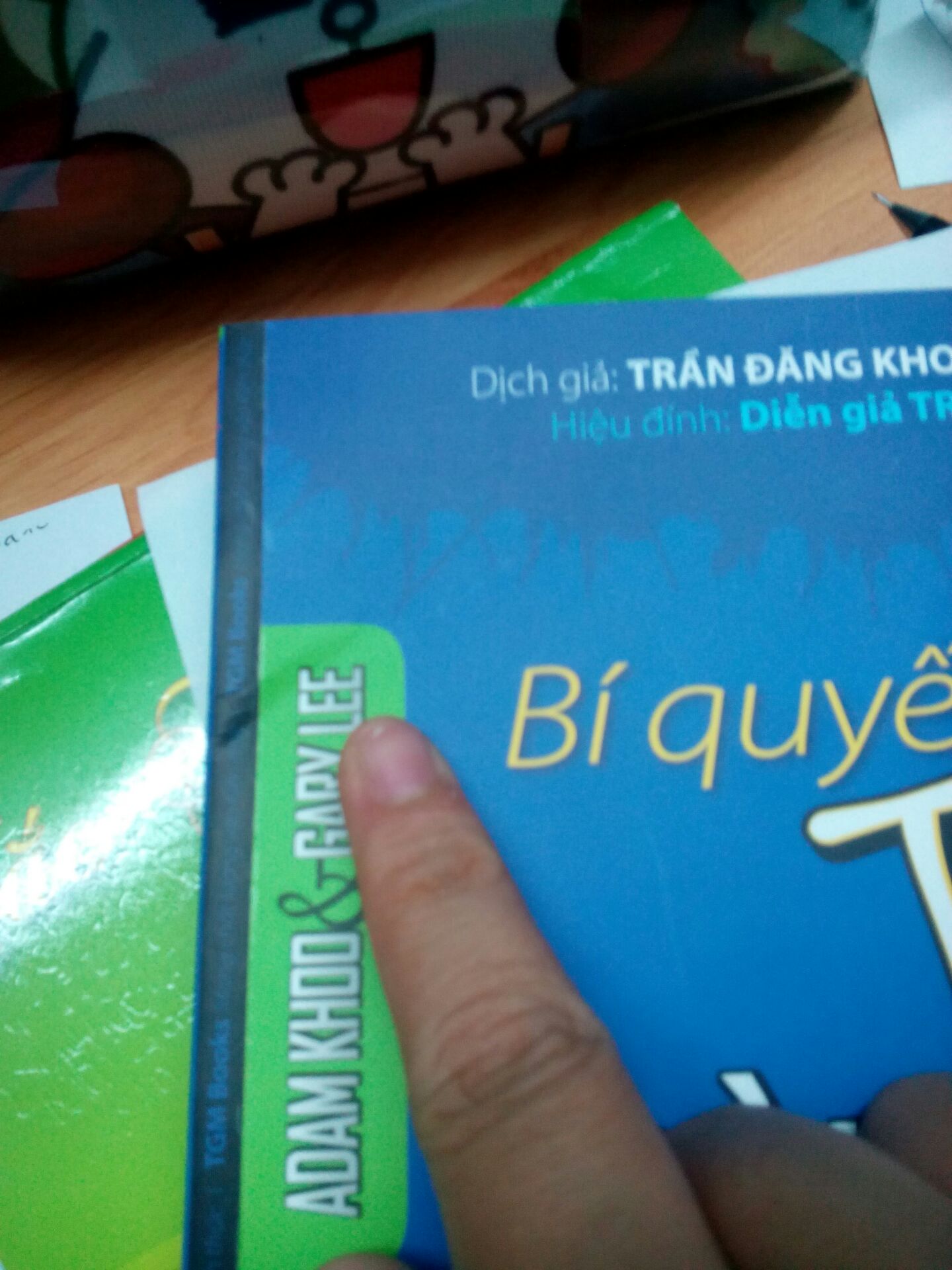 Tôi cảm thấy thiếu tôn trọng vì quyển sách mà tôi đặt mua khi tôi mở hộp ra thì bìa sách nó bị cong tạo thành nếp gấp không sửa được, làm mất thẩm mỹ cuốn sách tôi yêu thích. Mong Tiki lần sau cẩn trọng hơn, các nhân viên phải có trách nhiệm và làm việc cẩn trọng. Tôi thật sự vui vì Tiki giao hàng sớm nhưng cực kì phẫn nộ với cuốn sách tôi nhận được.Cảm ơn đã đọc