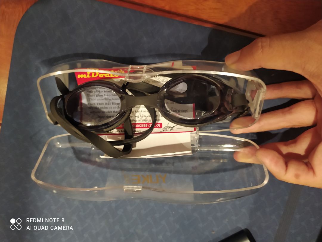 Kính đeo êm k bị lằn vết lên mặt. hộp Kính sang chảnh. Có kèm cả phụ kiện thay thế. Khá tốt