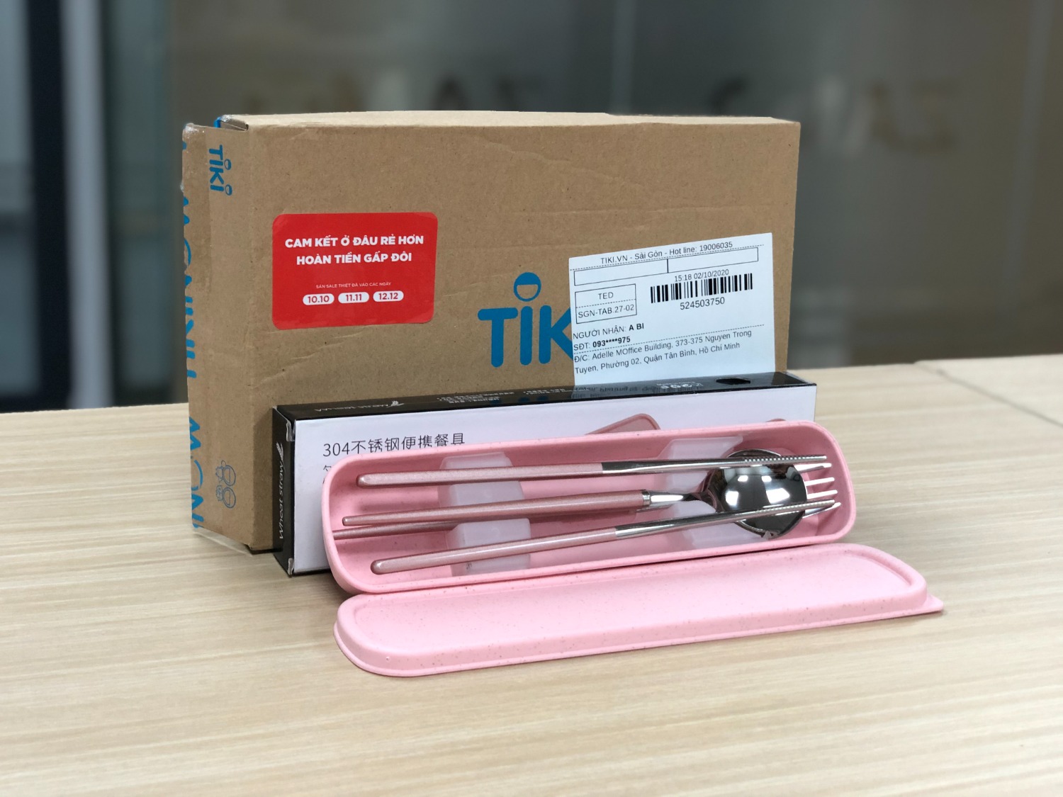 Tiki giao hàng đúng hẹn và đóng gói rất cẩn thận, bóc hộp mỏi tay luôn.  
Sản phẩm nhìn sáng và inox khá sang. Muỗng và nĩa dày và nặng, cầm rất chắc tay. Đũa hơi nhẹ 1 xí nhưng không sao.
Cám ơn tiki đã bán 1 sản phẩm tốt, mình rất hài lòng.