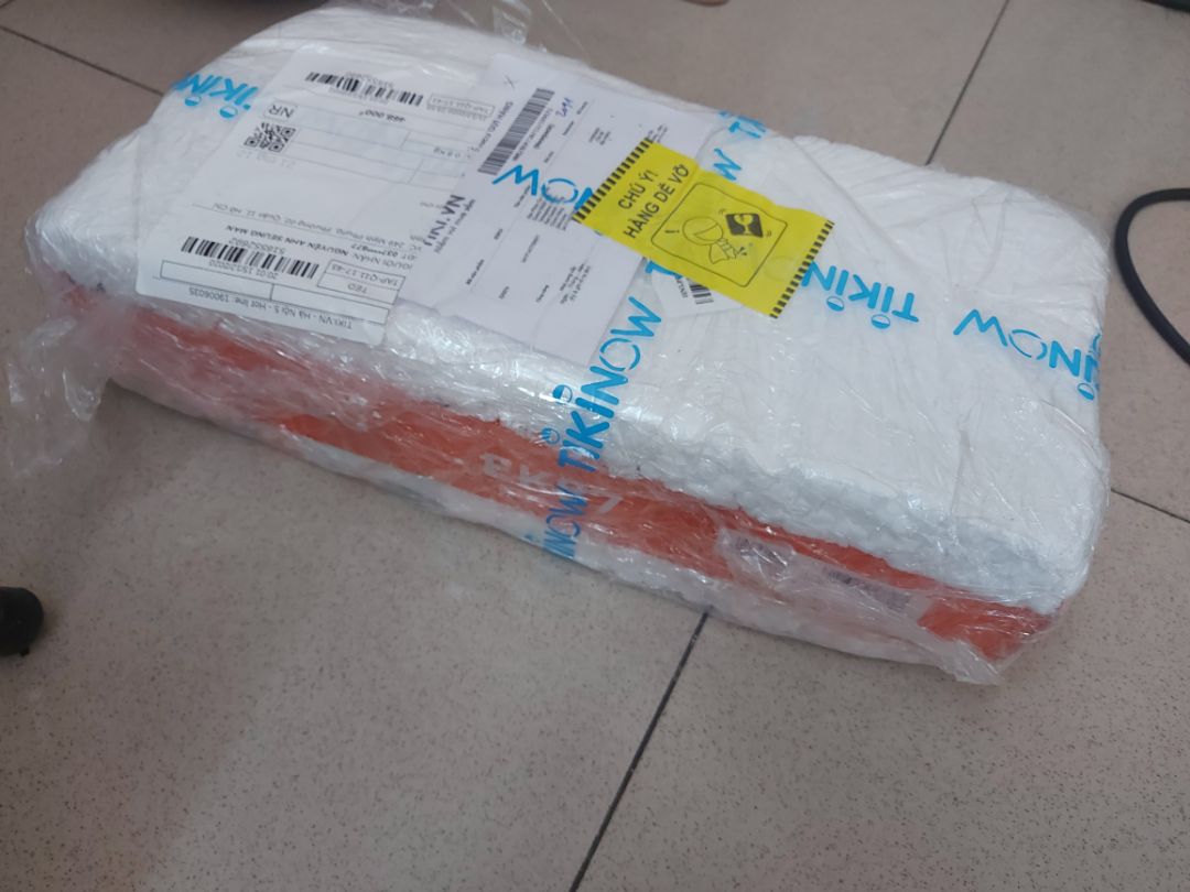 Giao hàng sớm hơn dự kiến tuy hộp bị mốp một góc, chắc do bị trong quá trình giao hàng, bàn phím sạch đẹp + gõ đã. Giao hàng sớm hơn dự kiến tuy hộp bị mốp một góc, chắc do bị trong quá trình giao hàng, bàn phím sạch đẹp + gõ đã.