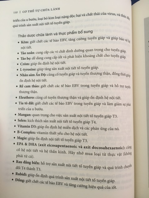 Mình hiếm khi review sách trên Tiki, nhưng thấy bộ này toàn review 5 sao nên muốn có thêm góc nhìn để mọi người cân nhắc mua và đọc sách. 

Tác giả tự nhận mình là người thực hành y học ngoại cảm, từ lúc 4 tuổi đã có giọng nói thì thầm bên tai - "Spirit", "Ta là bản chất của lòng trắc ẩn. Ta ngồi trên đầu ngón tay của Chúa" - giúp tác giả đọc/quét và chẩn đoán bệnh cho mọi người. Sách trích lời giới thiệu có cánh của nhiều người nổi tiếng, có cả bác sĩ này kia. New York Times Bestseller. 

Cơ thể con người và thế giới ngoài kia quá phức tạp nên trước giờ mình vẫn (khá) cởi mở trước những kiểu thông tin ảo diệu tâm linh. Tác giả có disclaimer trước là không chịu trách nhiệm, độc giả nên tham khảo chuyên gia y tế blah blah, nhưng giọng điệu trong sách thì cuồng ngôn và bán hàng. Một vài đoạn dài dòng kể lể văn chương màu mè, kiểu như bôi ra cho nhiều chữ. Sách sức khỏe mà nhiều lúc tưởng tự truyện tâm linh.

Đến đoạn có vài thông tin làm mình kiểu "what??" (Thủy ngân chịu 100% trách nhiệm đối với bệnh Alzheimer; các thực phẩm không nên ăn: ngô, đậu nành, trứng, sữa, phomai, bơ, kem, sữa chua, gluten...; mua nước đóng chai để tránh các chất gây ô nhiễm tại địa phương...) thì lúc này mới đi coi tác giả là ai (hơi muộn, đã lỡ ôm sale Tiki nguyên bộ 5 cuốn). 

Với 1 người tác giả bestseller và từng đưa ra liệu pháp cho nhiều người nổi tiếng như vậy mà lượng thông tin trên internet rất mờ nhạt. Mục Controversy and criticism trên Wikipedia có vẻ chỉ mới được thêm gần đây. "Cơ thể tự chữa lành" gì mà website của tác giả dẫn link Amazon của hơn 150 loại thực phẩm chức năng 🤔

Tác giả và/hoặc công ty sách từng quảng bá sách bằng cách trao thưởng hội chẩn qua điện thoại và vé VIP cho live event cho review sách trên Amazon 🙄

1 bài điều tra của Inverse: https://www.inverse.com/article/40096-medical-medium-anthony-william

Nói chung trong sách có thông tin hữu ích, tác giả nổi tiếng với vụ nước ép cần tây. NHƯNG một tác giả sách mờ ám và kiểu "salesman" như vầy mình không tôn trọng, không muốn phí thời gian, để rồi cái gì đọc cũng phải hoài nghi rồi double check. Với bạn bè và người thân của mình, mình sẽ khuyên tránh xa bộ này, hoặc phải rất cẩn thận trong chuyện tiếp nhận thông tin. 

Huy Hoàng Book nói đây hiện là bộ họ phải trả tác quyền cao nhất. Mình cũng thông cảm là làm sách thì cũng phải kinh doanh, nhưng một bộ gây tranh cãi như này mà được mang về dịch, đầu tư về hình thức, quảng bá (dẫn đến giá cao, cuốn tập 1 này là 160K) thì thực sự sau này mình phải cân nhắc hơn trước khi mua sách của Huy Hoàng rồi.