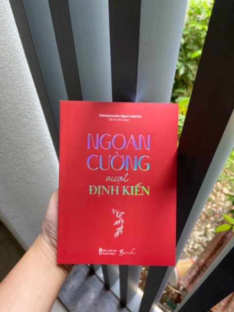 Sách hay và bổ ích về các vấn đề xoay quanh định kiến. Thực sự không thể biết được có nhiều thứ chúng ta quen thuộc đến mức không nhận ra được là sự chi phối của định kiến. Lâu lắm rồi mới đọc được quyển sách mà thích từ chữ đầu tiên đến chữ cuối cùng. Quá hay!! 

Tiki vẫn luôn chân ái, giao hàng nhanh và đóng gói cẩn thận. Sách xinh lắm.