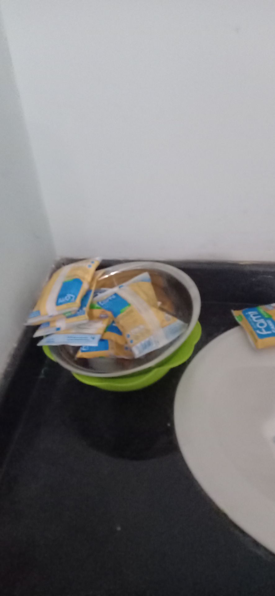 Mua sale 124k 40 bịch. Thì không hiểu kiểu gì mà vỡ bể hết 15-20 bịch. 
thật sự là mình không nói *** nhé. 

Mua hôm thứ sáu 26/3 thì sáng thứ bảy 27/3 nhận được liền. 

mà ko hiểu sao bể đc luôn. 
lúc mở ra thì thấy bể 1 chấm to hơn kim đâm xíu. rồi sữa chảy tùm lum

mình chỉ kiểm tra sơ sơ mấy bịch trên cùng. rồi đem cất. lúc đó là bể 2 bịch. 

xong rồi tầm 2,3 ngày sau. mình lấy uống thì bịch sữa bị gì phình lên. 

ko thì bị xẹp lép do bị bể chảy hết sữa. 

hôm nay rảnh rỗi rồi kiểm tra lại thì... âu trời má ơi. CÓ GIÒI LUÔN RỒI. 

Chán chẳng muốn nói luôn í. 

thấy rẽ hơn mua ở cửa hàng tiện lợi nên đặt mà bị hư rồi bể tận 15-20 bịch thì mua làm gì nữa....