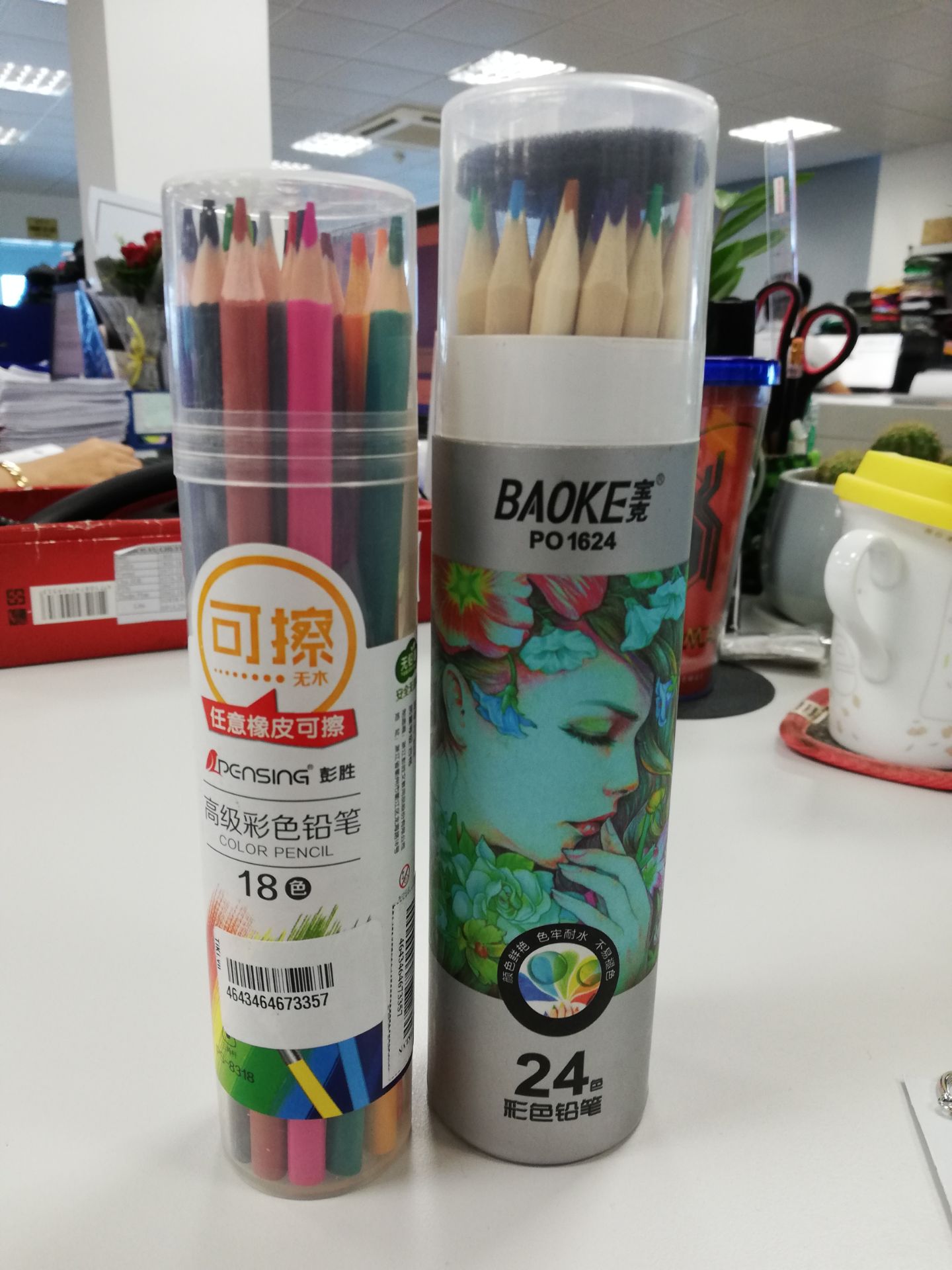 Đầu chuốt bút chì bị gỉ sét rồi chắc để hơi lâu, vừa mở hộp 3 màu đã gãy đầu ruột bút.
Nhưng màu vẽ khá mượt.