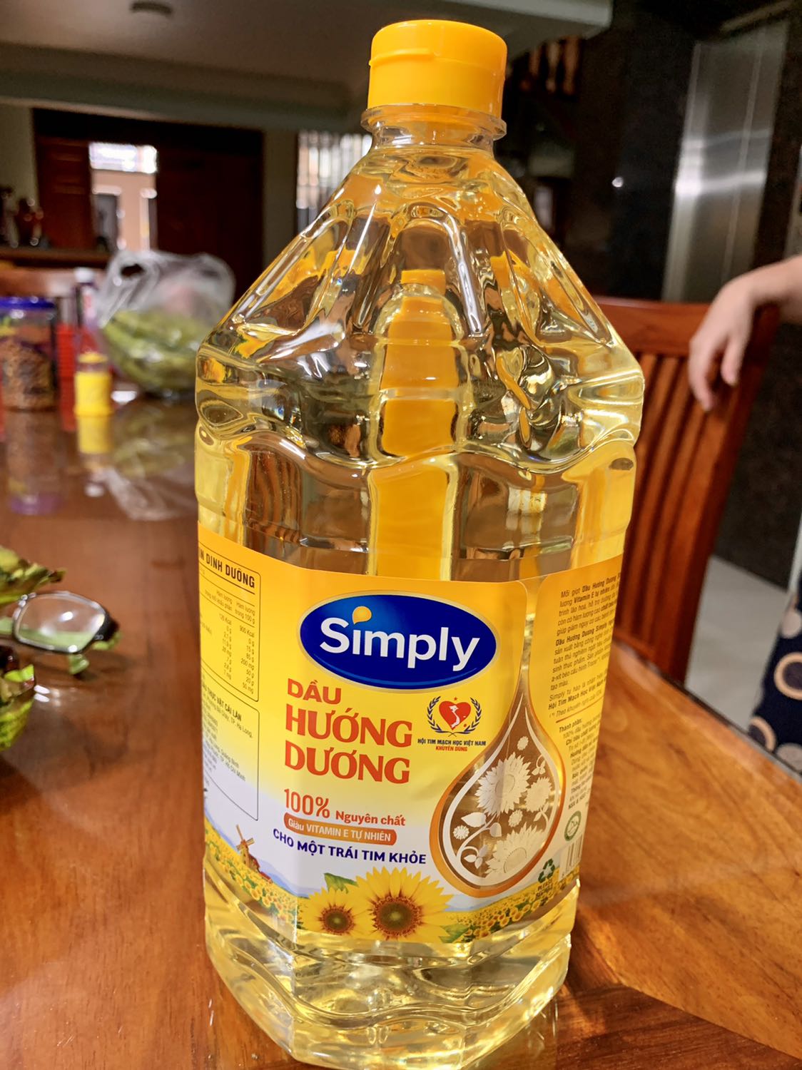 Trừ 01 điểm giao hàng trễ 01 tuần. Trừ thêm 01 điểm nữa là hàng đến mà móp méo, cổ chai dầu ăn bị nén thụt luôn xuống một khúc... Simply chất lượng không phải bàn cãi rồi 👍