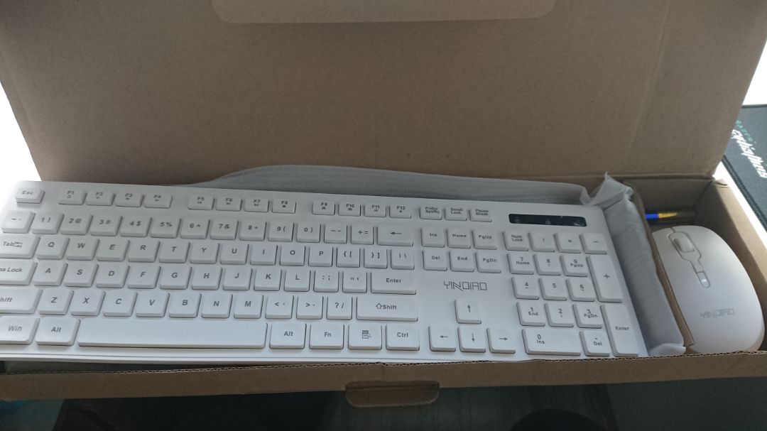 Bàn phím gõ rất nhẹ nhàng, chuột click kêu cũng lớn tiếng lắm. Giá cả hợp lý với chất lượng. Tuy nhiên Shop kiểm tra kỹ đơn hàng trước khi giao, vì mình đặt màu đen mà shop giao màu trắng. :)