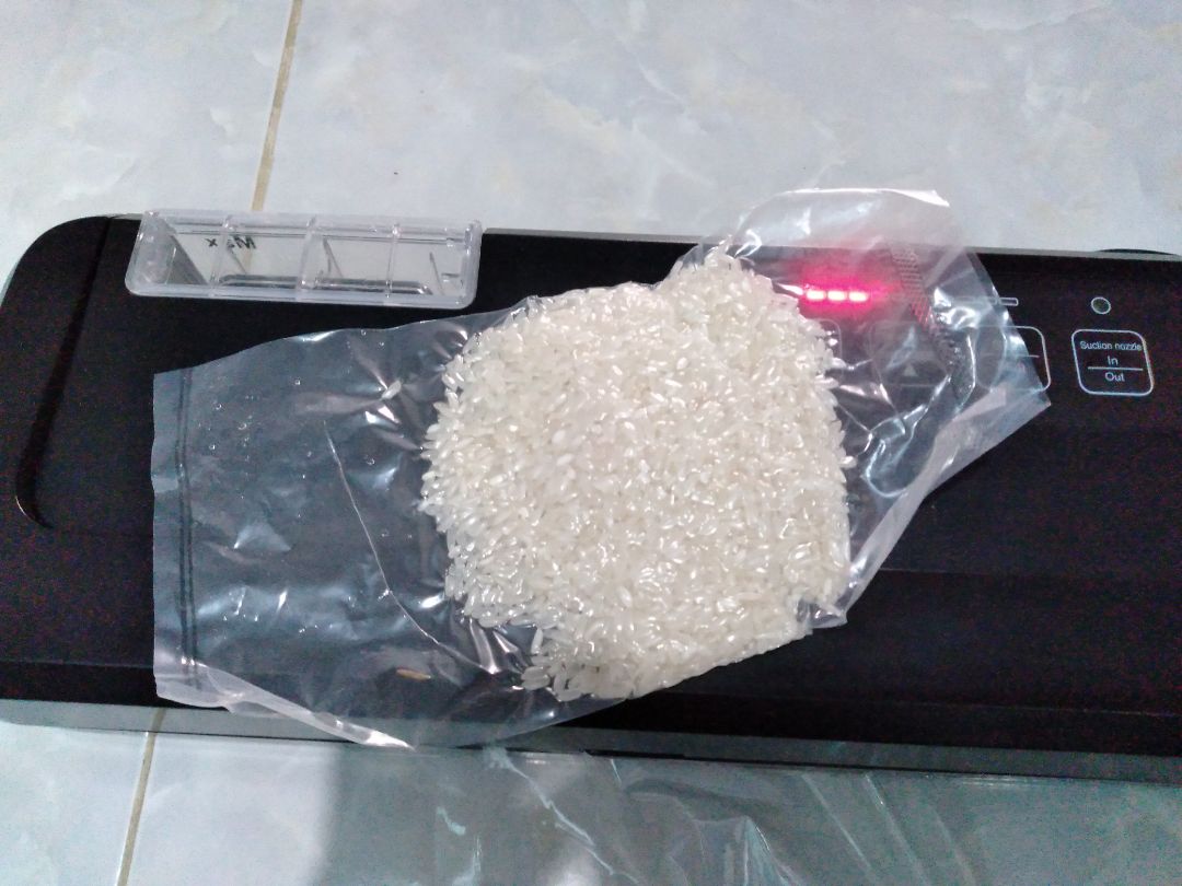 Mình mở hộp ra thì thấy cả trên bao bì và sản phẩm không có in logo thương hiệu. Mình tìm mãi mới thấy chữ Shineye xanh lá, nhỏ tí ở mặt dưới sản phẩm. Chẳng biết sản phẩm này như thế nào, rồi cả chẳng thấy nguôn gốc xuất xứ gì hết. Mọi người mua sản phẩm này xem kĩ trước khi nhận hàng nha.