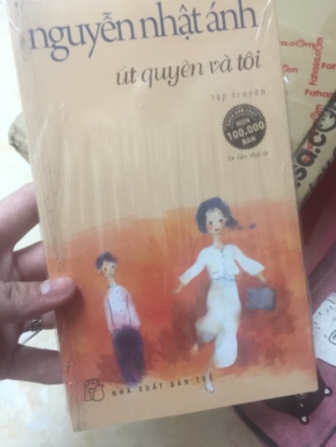 Giao hàng nhanh ***ng, đóng gói rất kĩ. Sách này mình chưa đọc nhưng của bác Ánh thì khỏi chê nhe vì mấy cuốn trước kia của bác mình có đọc thì mình đọc một mạch tới hết thì thôi. Nhớ có lần đọc “Chú *** nhỏ mang giỏ hoa hồng”, mình đọc từ 11h tối đến tận 2h khuya, ko buông xuống được. Văn phong của bác rất hợp với mình. Sách đẹp và nguyên seal nữa nên thích lắm.