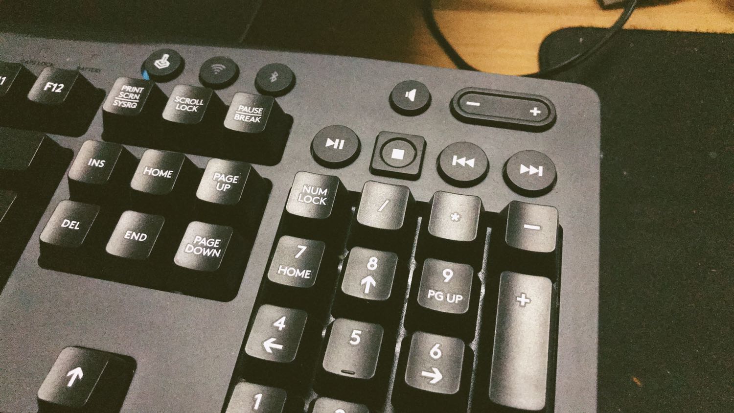 Nếu bạn là người không quan tâm đến đèn led bàn phím thì đây thực sự là bàn phím cực ngon, phím nhạy, chỉ cần nhấp nửa hành trình là đã ăn rồi. Ngoài ra thì mình rất ưng các nút chỉnh âm thanh tích hợp góc trên bên phải vì độ tiện lợi của nó.
Tuy nhiên, điểm mình chưa ưng lắm là hơi cồng kềnh, để cố định 1 chỗ thì ko sao, có việc cần mang đi thì các bạn nên suy nghĩ bàn phím nhỏ gọn hơn nhé.