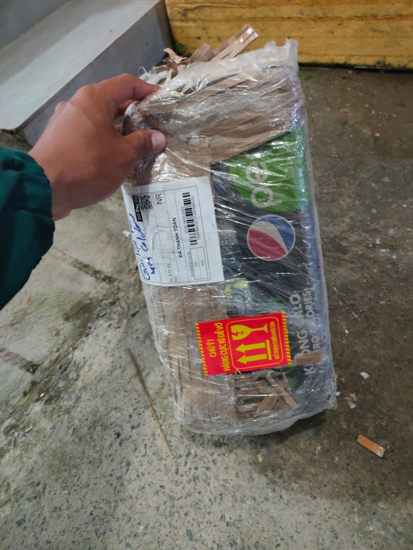 có -5 điểm không, cách đây vài năm đặt cây đèn sông tinh dầu bị bể sợ không dám đặt nữa, giờ đặt thử đơn pepsi thì rách móp mất hàng, thật sự người Việt Nam muốn ủng hộ dịch vụ của người Việt Nam mà làm kiểu này sợ quá, giờ không biết lỗi do Pepsi hay Tiki, hôm bửa còn đặt đơn về mất hàng nữa chắc in tờ rơi đi rãi cho người ta né cái Tiki này ra quá. có -5 điểm không, cách đây vài năm đặt cây đèn sông tinh dầu bị bể sợ không dám đặt nữa, giờ đặt thử đơn pepsi thì rách móp mất hàng, thật sự người Việt Nam muốn ủng hộ dịch vụ của người Việt Nam mà làm kiểu này sợ quá, giờ không biết lỗi do Pepsi hay Tiki, hôm bửa còn đặt đơn về mất hàng nữa chắc in tờ rơi đi rãi cho người ta né cái Tiki này ra quá.