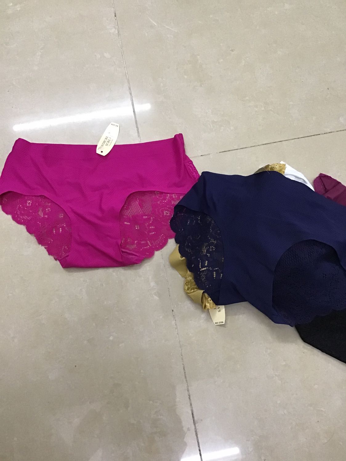 Quần giống hình.