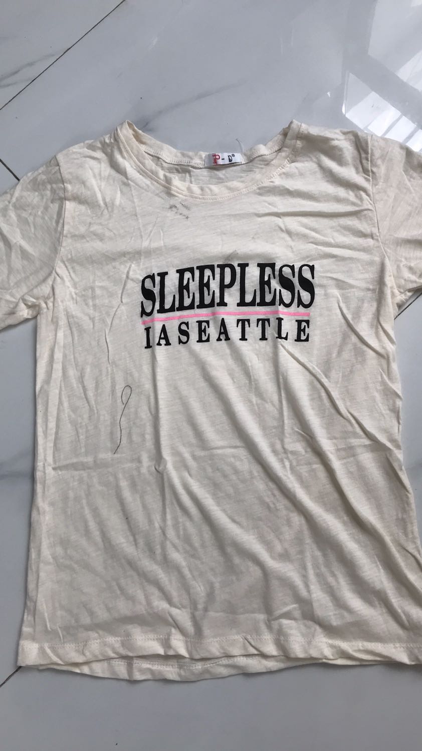 Sản phẩm dơ,bẩn,không đúng size. Size M mà 70kg mặc vẫn vừa. Sản phẩm không tem nhãn,không rõ nguồn gốc và xuất xứ. Nhìn rất giống hàng 2hand. Khuyến cáo mọi người không nên mua!