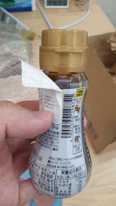 Lần đầu tiên mình thấy một loại dầu mè thơm đến như vậy, cảm giác như vừa rang mè vừa tới , rồi lấy làm muối mè. Rất thơm. Không bị nhợn như các loại dầu mè cá nhân từng sử dụng như mè ép lạnh, mè nguyên chất... Sẽ mua sử dụng tiếp