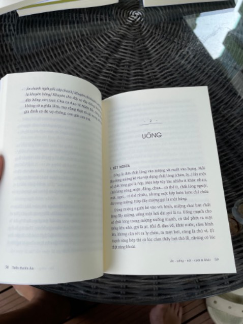 Giao hàng nhanh chóng, đóng gói cẩn thận, sách trong bộ “ Tiếng Việt giàu đẹp “ của NXB trẻ thì quá hay rồi. Dành cho bạn nào yêu thích tiếng việt, bạn yêu viết lách , có kiến thức nền tảng về văn hóa Việt & ngôn ngữ học