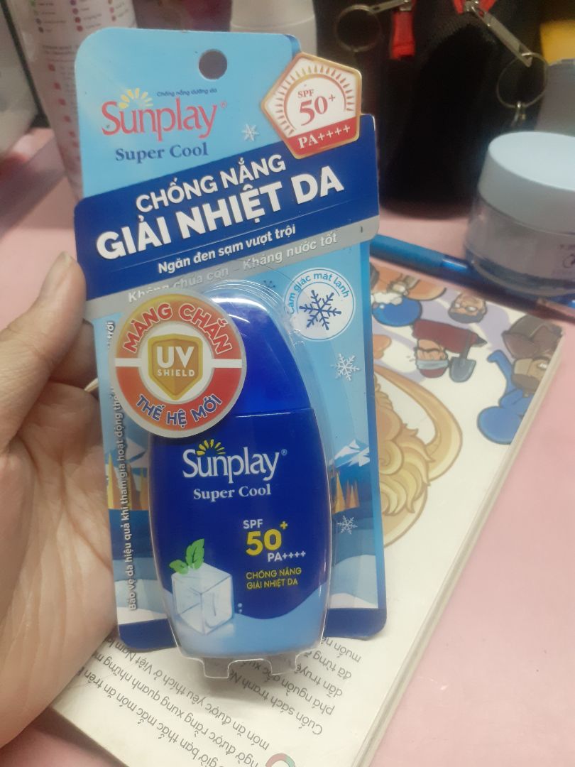 Giao hàng nhanh chóng. Sản phẩm date mới, dạng sữa, dễ tán, bôi lên da khá mát. Mình không mua để thoa mặt chỉ thoa tay chân nên không biết có kích ứng hay không. Đáng tiền