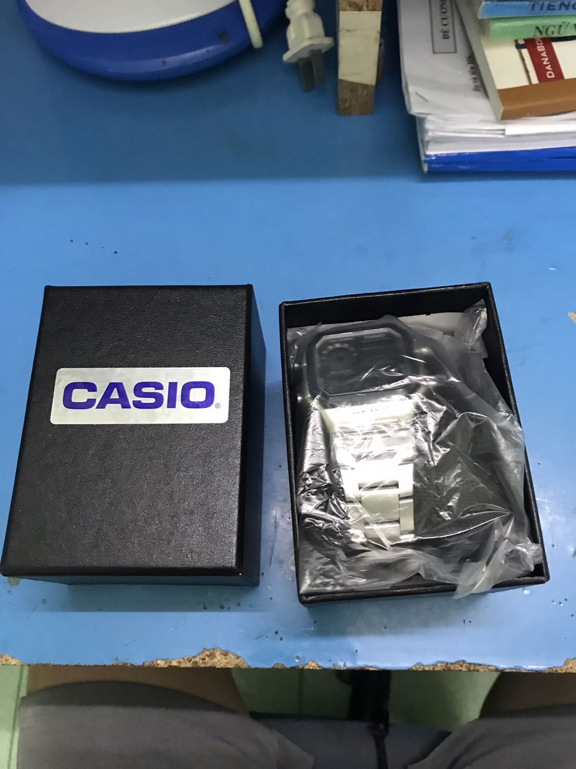 Hàng chính hãng. Tiki giao hàng rất nhanh, shop gói hàng khá kỹ, bên trong hộp có sách hướng dẫn sử dụng của Casio và phiếu bảo hành. Đồng hồ đeo rất nhẹ tay làm mình khá bất ngờ.